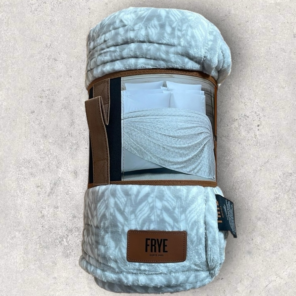 Frye - Plush Blanket / Fleece